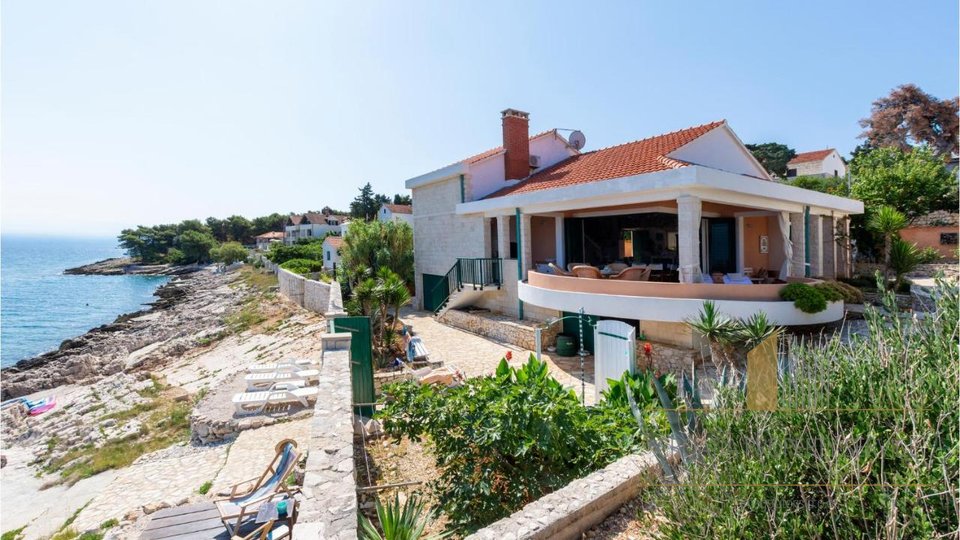 Attractive Mediterranean villa first row to the sea on the island of Brac!