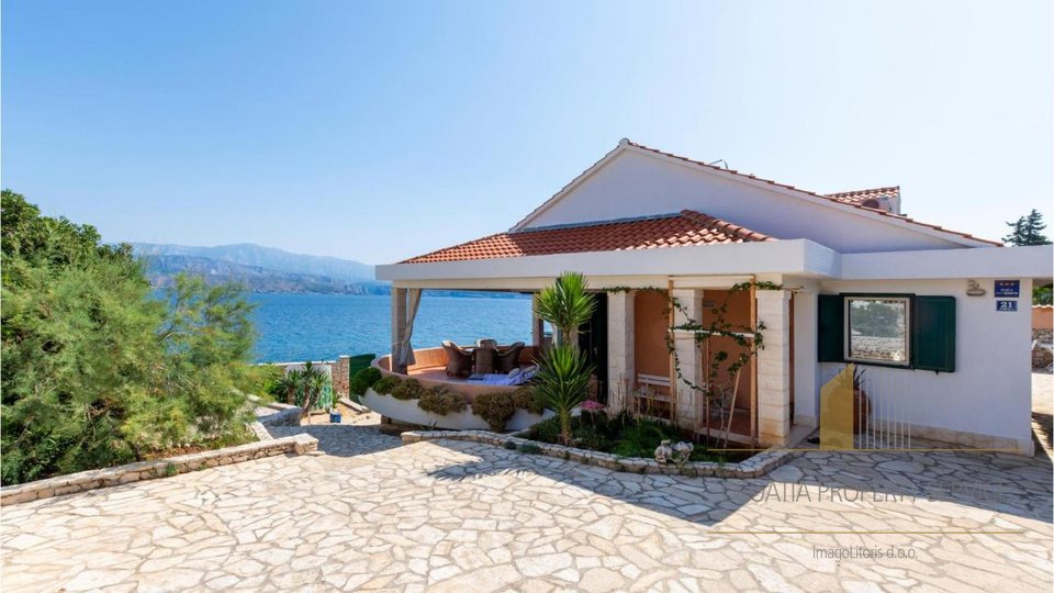 Atraktivna mediteranska vila prvi red uz more na otoku Braču!