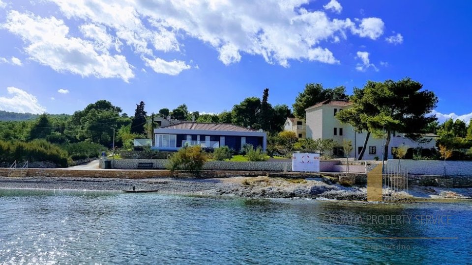 Building land with legalized house and sea view! The island of Brac!