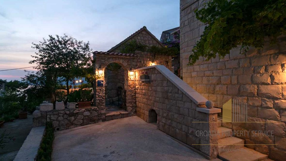 Šarmantna kamena kuća s pogledom na more u blizini Omiša!