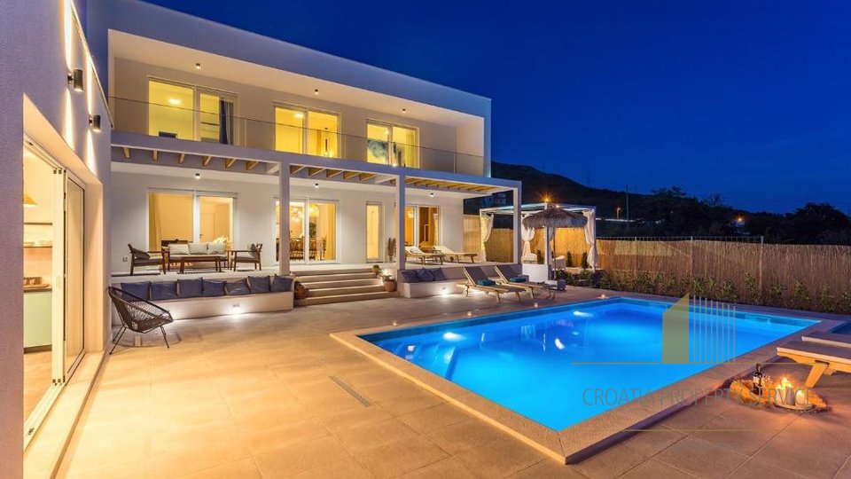 Split, surroundings - a beautiful newer villa with pool on an 860 sqm land plot