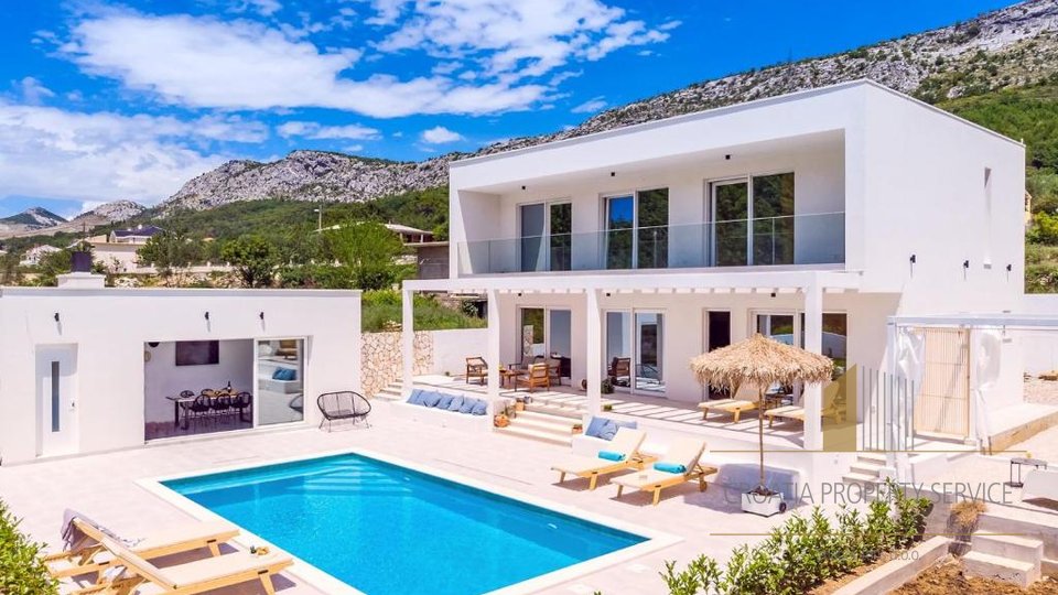 Split, surroundings - a beautiful newer villa with pool on an 860 sqm land plot