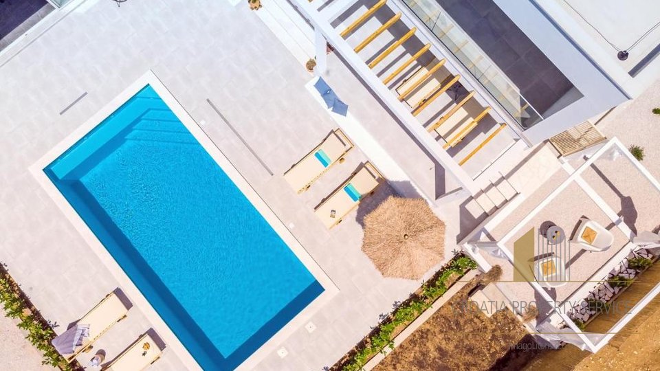 Split, okolica - prekrasna vila s bazenom na zemljištu 860 m2