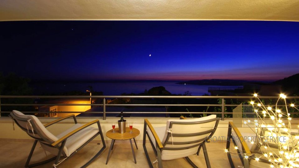 Moderna vila s fantastičnim  pogledom na more u predgrađu Makarske!