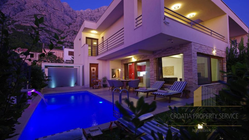 Modern villa with fantastic sea views in the suburbs of Makarska!