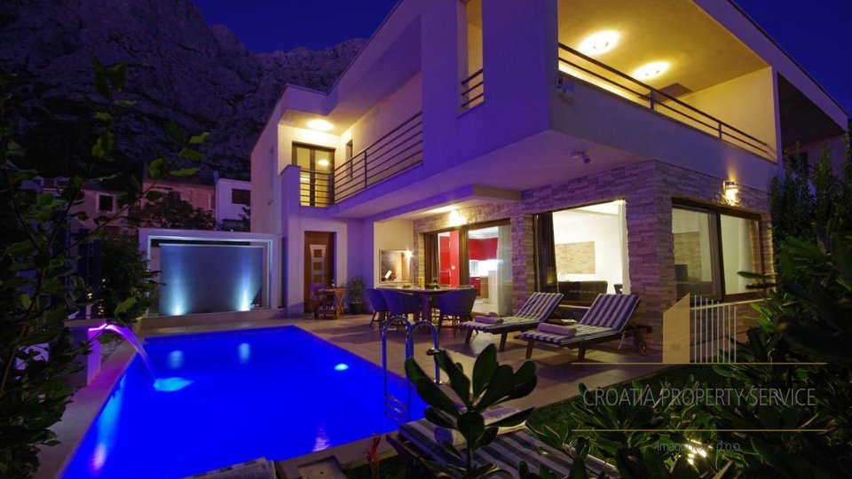 Modern villa with fantastic sea views in the suburbs of Makarska!