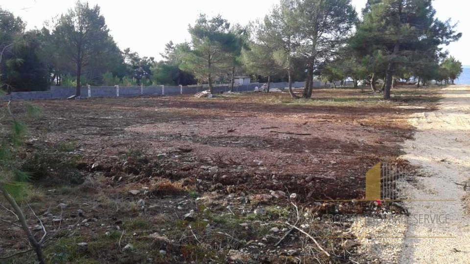 Building plot of 5200m2 only 100m from the sea - Island of Vir!