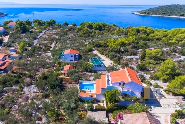 Haus mit Pool, 100 m vom Meer entfernt in Maslinica auf der Insel Solta!