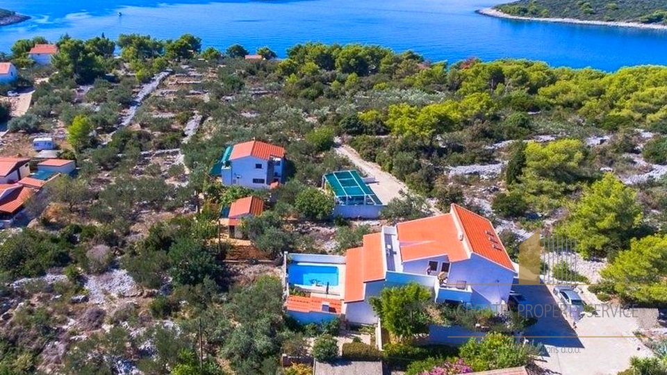 House with pool, 100m from the sea in Maslinica on the island of Solta!