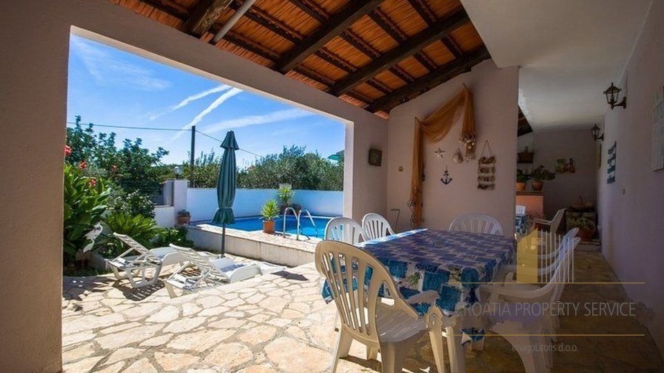 Haus mit Pool, 100 m vom Meer entfernt in Maslinica auf der Insel Solta!