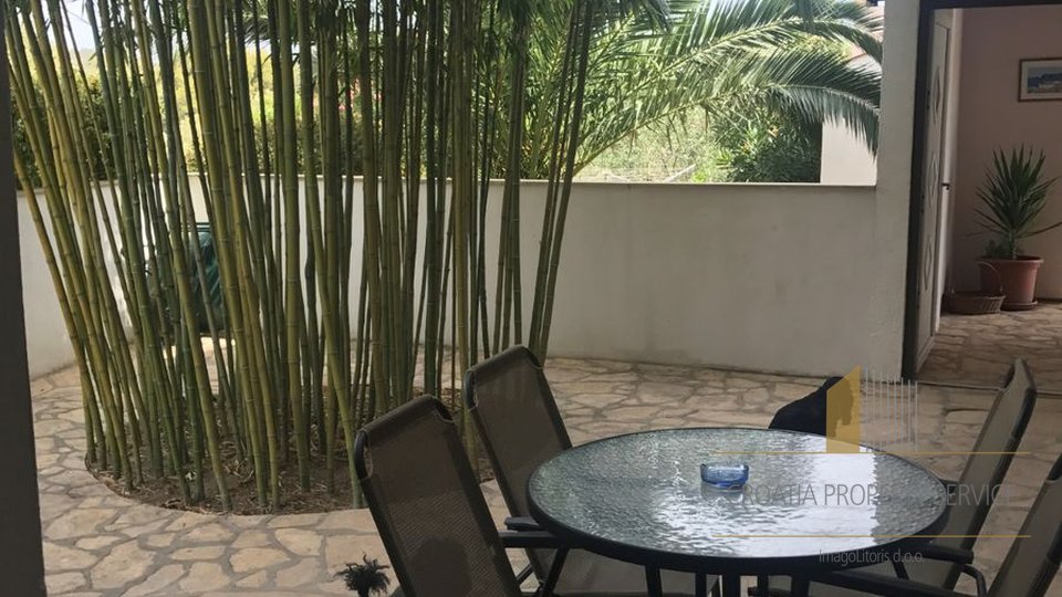 Hiša z bazenom, 100m od morja v Maslinici na otoku Šolta!