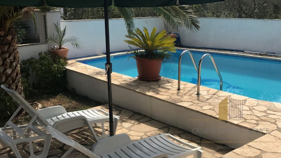 House with pool, 100m from the sea in Maslinica on the island of Solta!