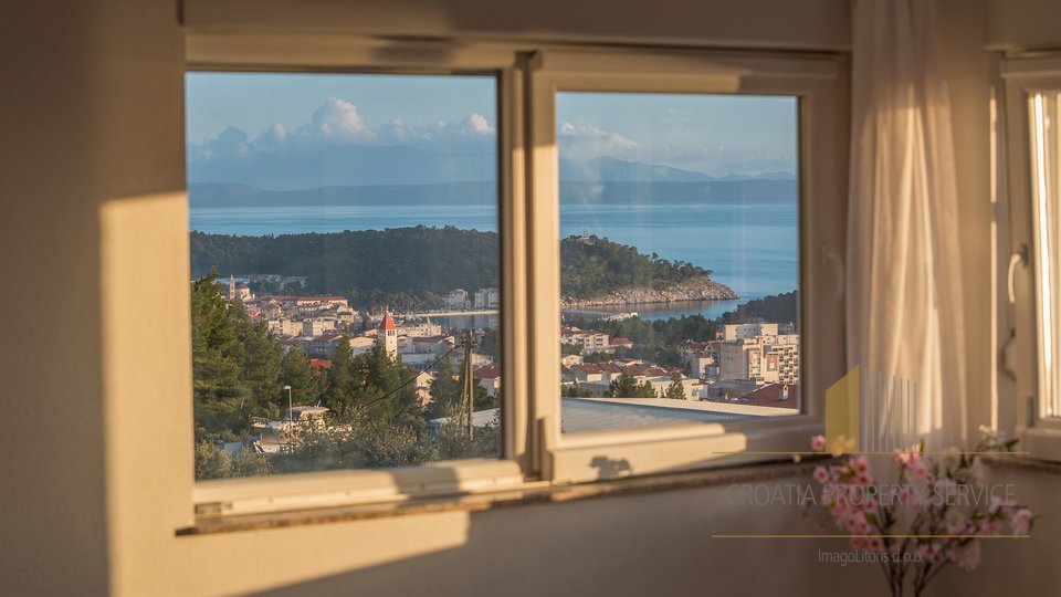 Samostojeća kuća na odličnoj lokaciji s pogledom na more u Makarskoj!