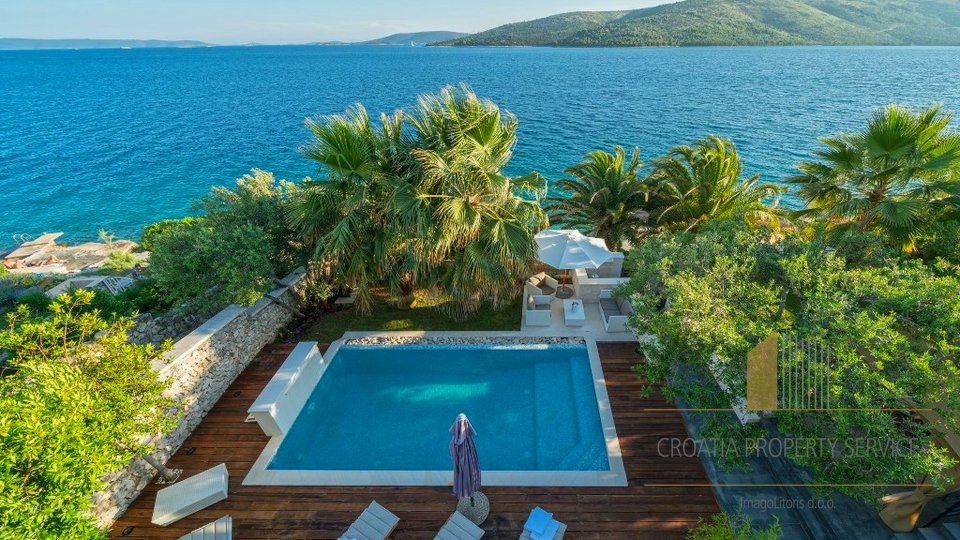 Gut positioniert Villa auf einer grünen Halbinsel direkt am Meer mit einem Zugang zum Strand!