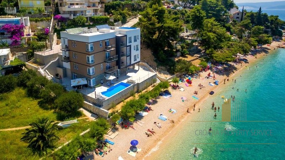 Prodaje se građevinska zemlja na Omiškoj rivijeri blizu plaže - idealna za apart-hotel!