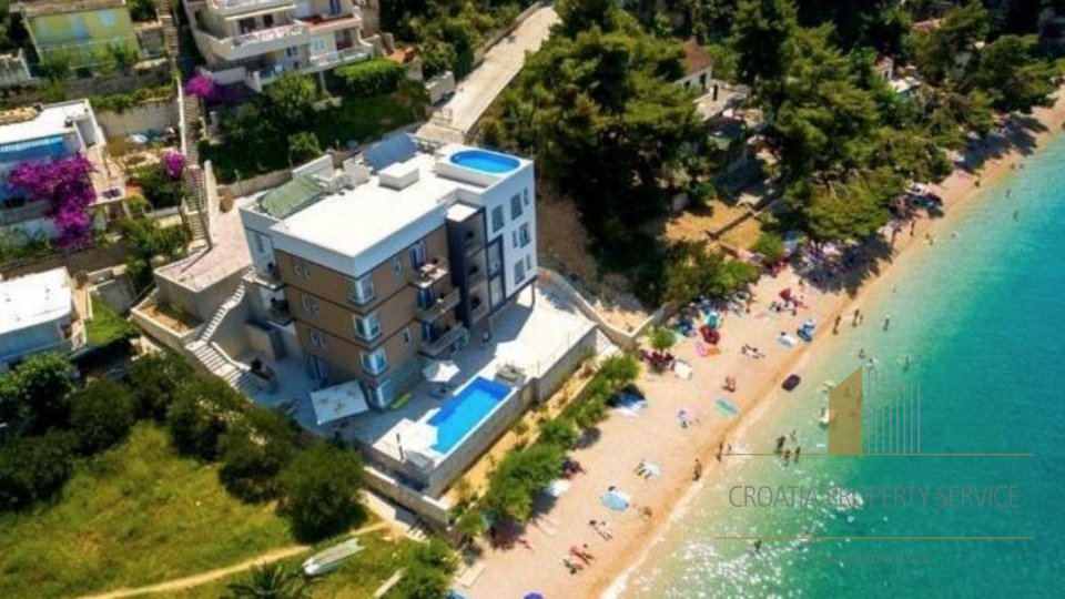 Prodaje se građevinska zemlja na Omiškoj rivijeri blizu plaže - idealna za apart-hotel!