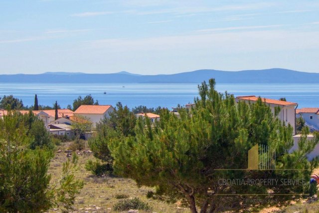 Building plot of 1,880 m2 with sea view on the island of Vir