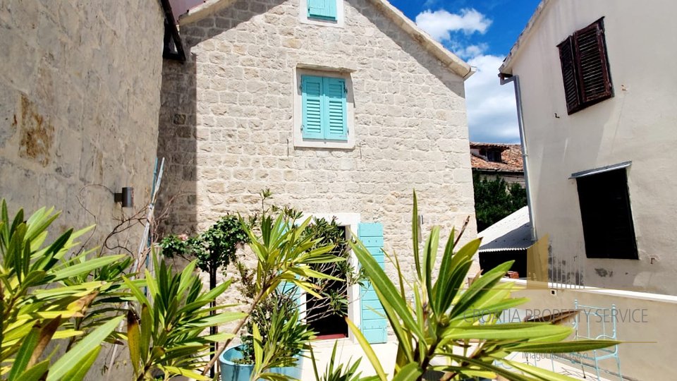 Luxuriously decorated stone house, first row to the sea in Kastel Stafilic!