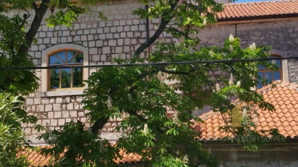 Ein einzigartig renoviertes Steinhaus mit zwei Wohnungen im Zentrum von Kaštel Lukšić!