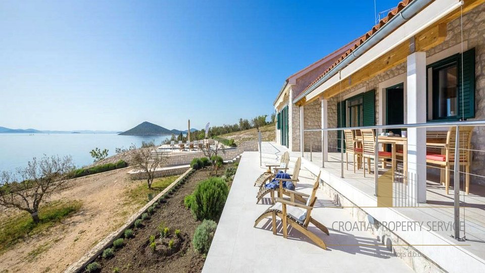 Unique island villa in an exclusive location of 47500 m2. land with an olive grove and its own mooring!
