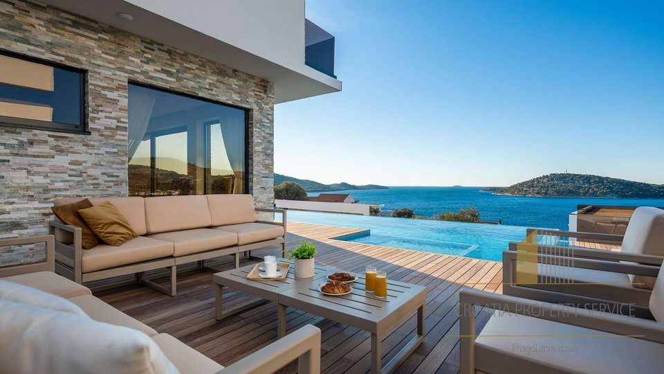 Modern luxury villa with sea views near Rogoznica!