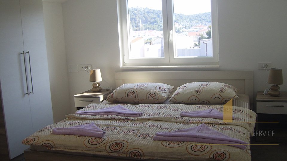Apartmajska vila z odprtim pogledom na morje in marino Frapa v Rogoznici!