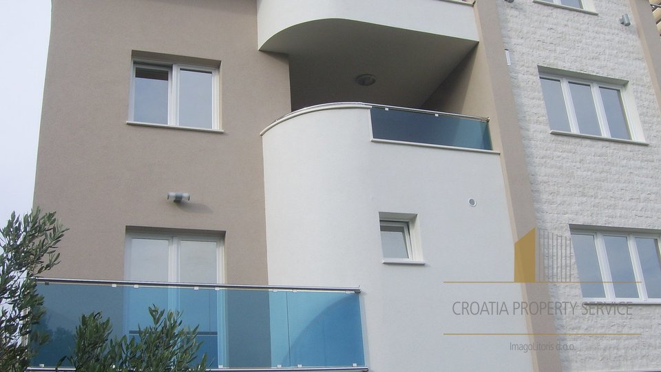 Apartmajska vila z odprtim pogledom na morje in marino Frapa v Rogoznici!