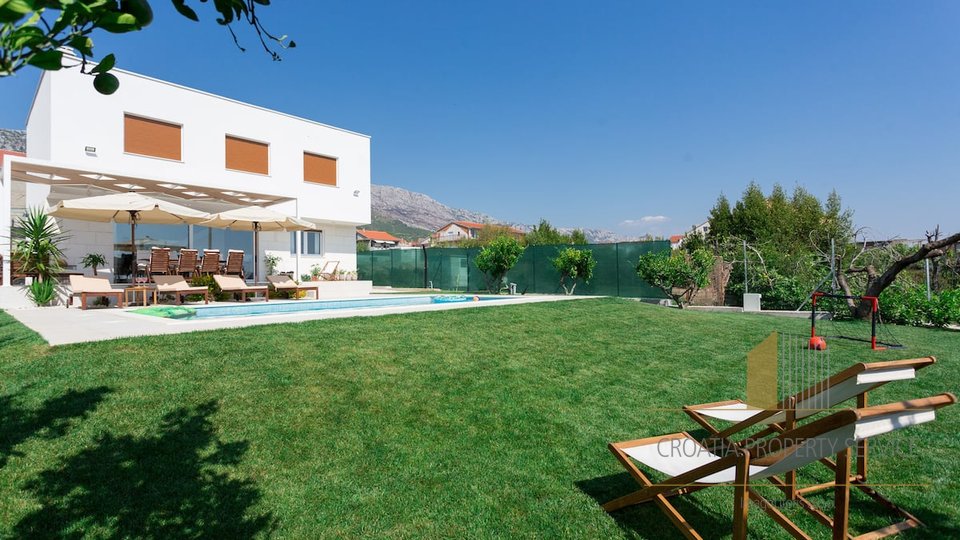 Moderne Villa mit Pool in traumhafter Lage zwischen Split und Trogir! TOP ANGEBOT!