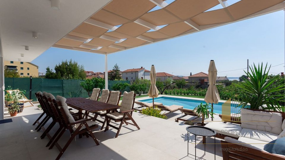 Moderne Villa mit Pool in traumhafter Lage zwischen Split und Trogir! TOP ANGEBOT!