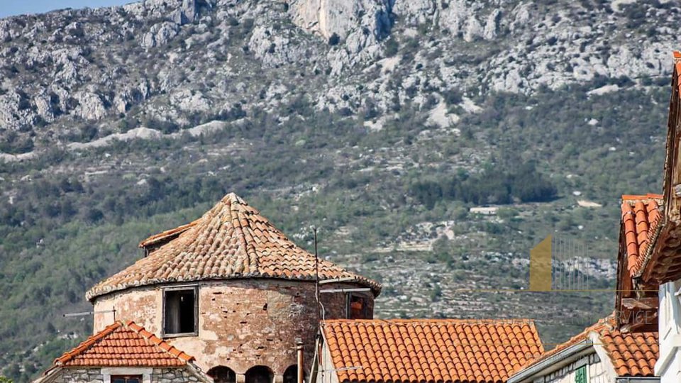 Moderna vila s bazenom na fantastičnoj lokaciji između Splita i Trogira! TOP PONUDA!