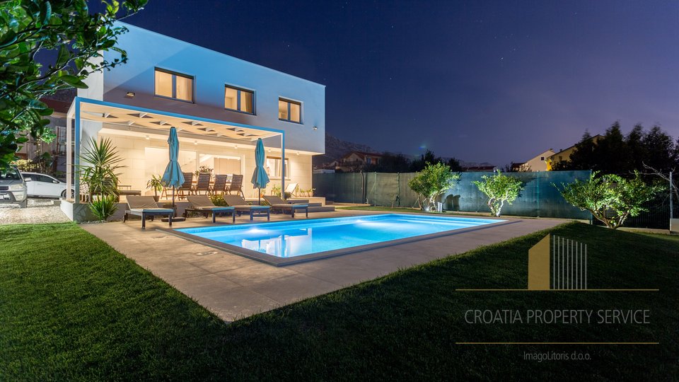 Moderna vila s bazenom na fantastičnoj lokaciji između Splita i Trogira! TOP PONUDA!