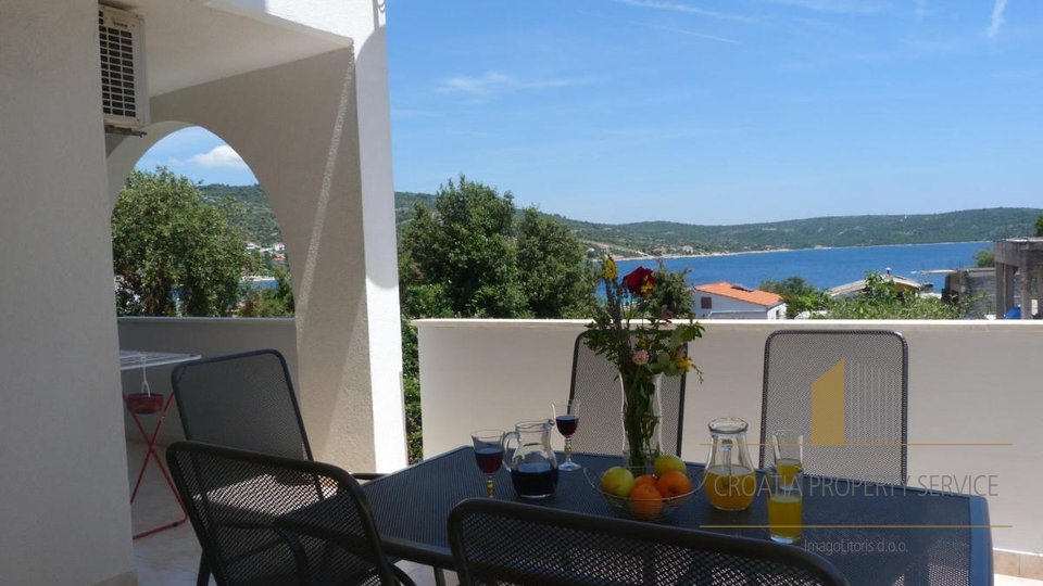 Apartment house in a great location second row from the sea near Rogoznica!