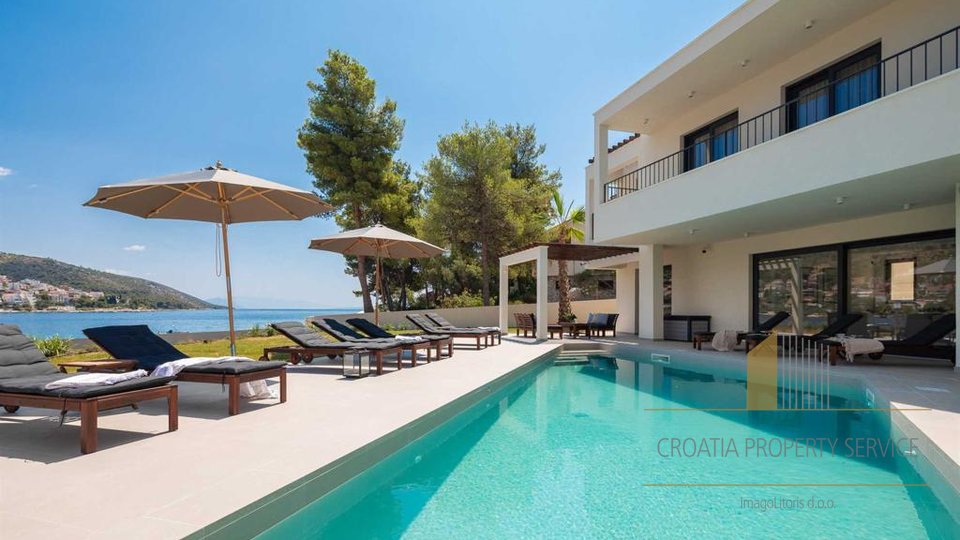 Luksuzna vila sa privatnim pristupom plaži i teniskim terenom na otoku Čiovo!