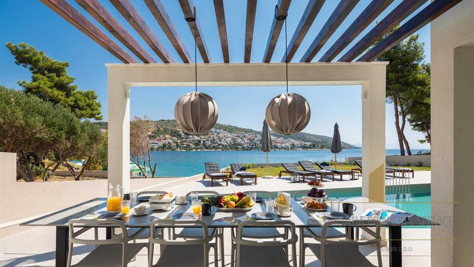 Luksuzna vila sa privatnim pristupom plaži i teniskim terenom na otoku Čiovo!