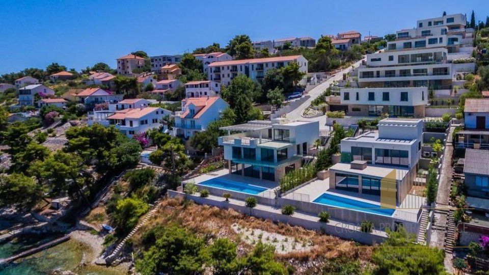 Отличная недвижимость для сдачи в аренду - семь роскошных вилл на Чиово в кондоминиуме на берегу!