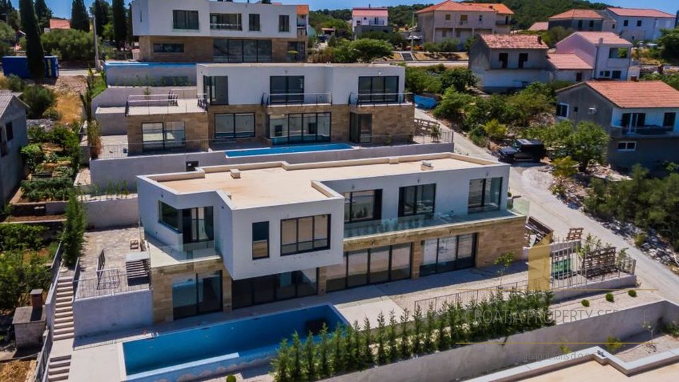 Отличная недвижимость для сдачи в аренду - семь роскошных вилл на Чиово в кондоминиуме на берегу!