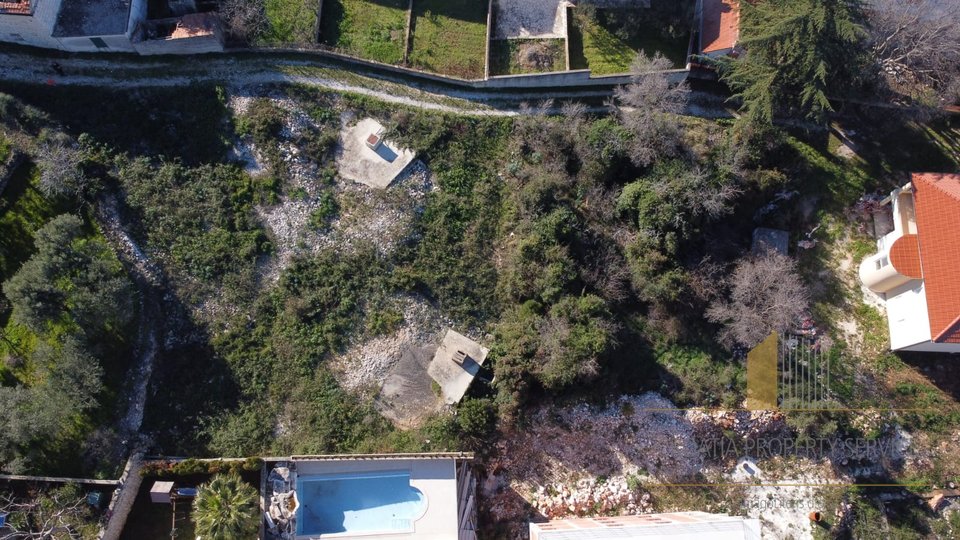 Small urban building and construction in a great location 150 m from the sea on the island of Ciovo!
