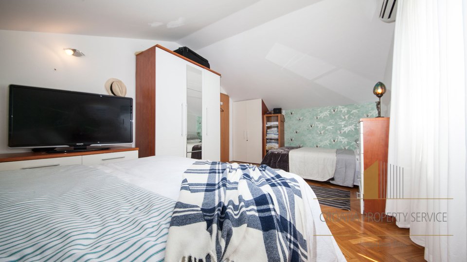 Красивая двухуровневая меблированная квартира в 270 м от моря в Промайне!