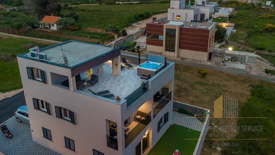 Modern villa with fantastic views of the sea and the city of Zadar!