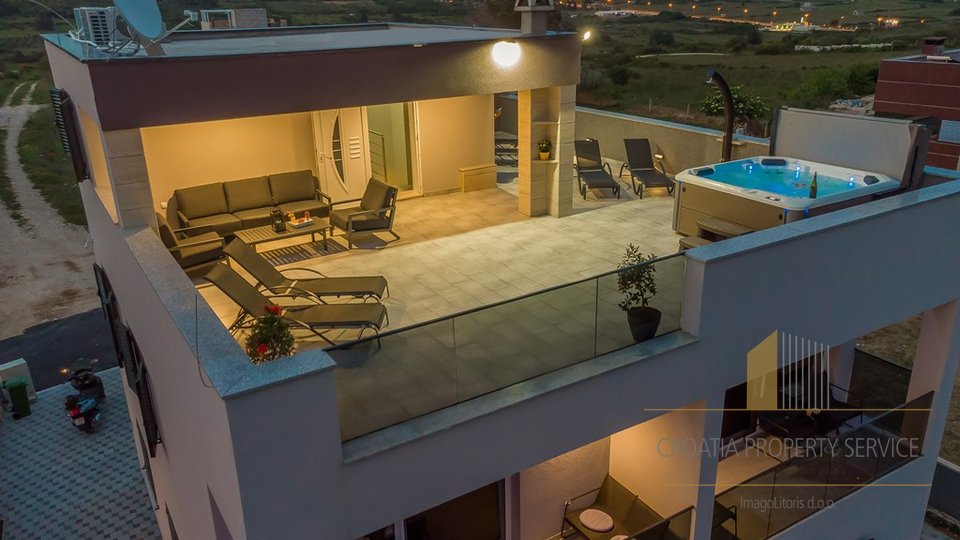 Moderna vila s fantastičnim pogledom na morje in mesto Zadar!