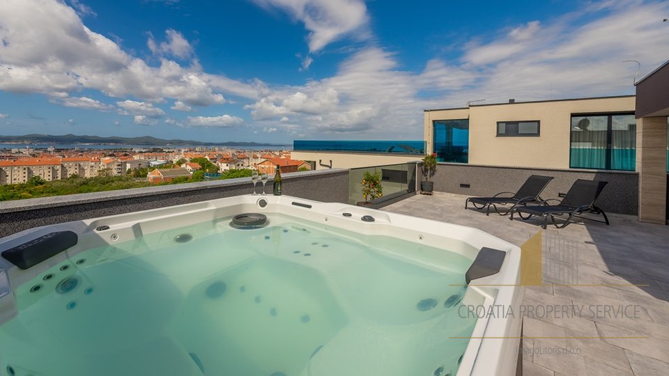 Moderna vila s fantastičnim pogledom na morje in mesto Zadar!
