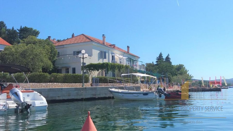 Apartment in Top-Lage erste Reihe zum Meer bei Zadar!