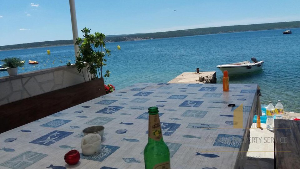 Apartment with a spacious terrace in a top location first row to the sea near Zadar!