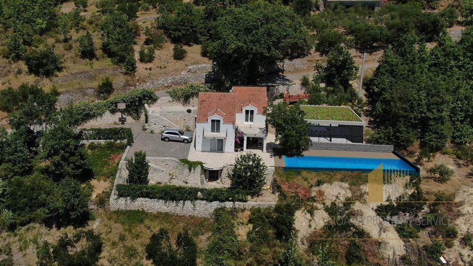 Hiša na edinstveni lokaciji s čudovitim pogledom na morje in otoke v okolici Splita!