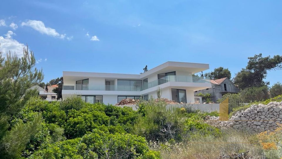 Moderna luksuzna vila 50 m od morja na otoku Braču!