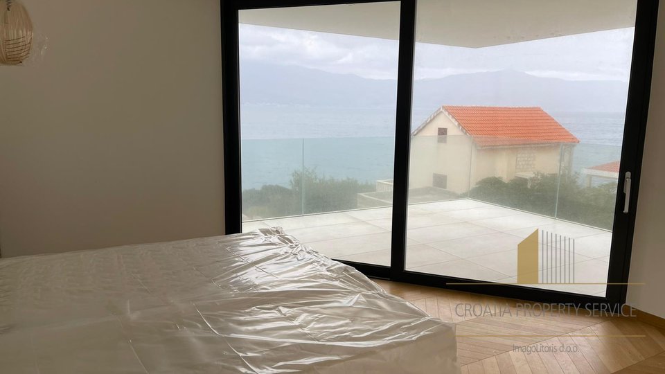 Moderna luksuzna vila 50 m od morja na otoku Braču!