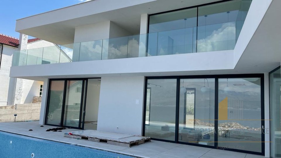 Moderne Luxusvilla 50 m vom Meer entfernt auf der Insel Brac!