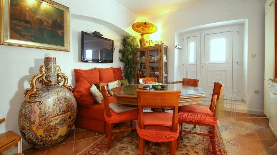 UNIQUE RENOVATED STONE HOUSE WITH TWO APARTMENTS IN THE CENTER OF KAŠTEL LUKŠIĆ!