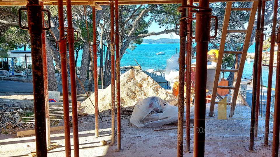 Luksuzna vila z notranjim bazenom na top lokaciji 5m od morja v bližini Šibenika!