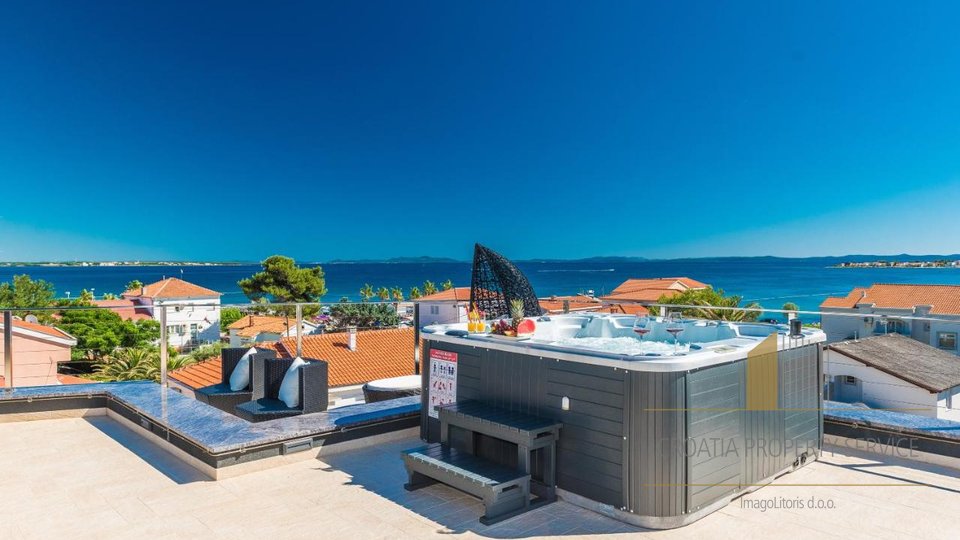 Luksuzna vila z bazenom in strešno teraso 100m od plaže - otok Vir!